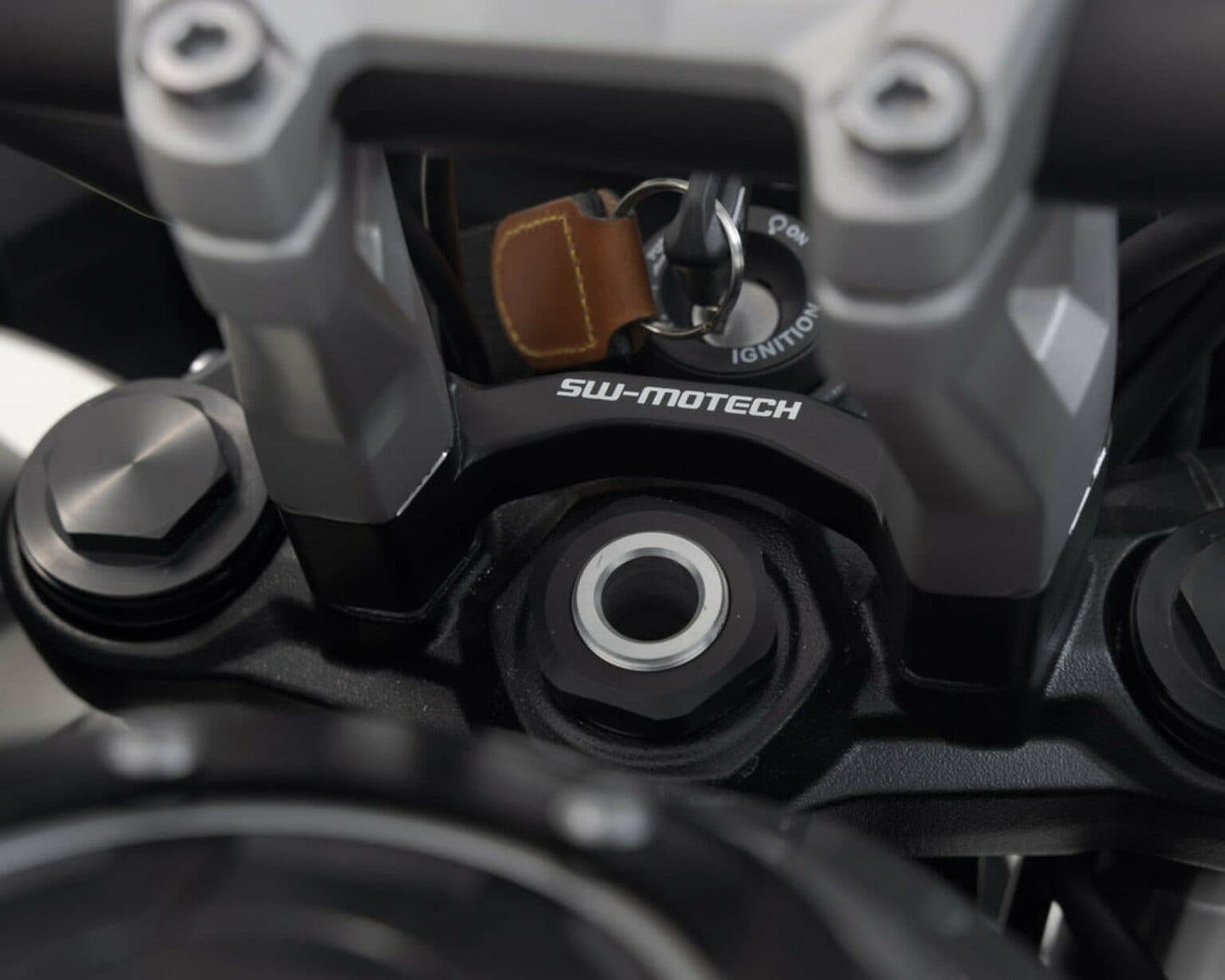 ट्रायम्फ टाइगर स्पोर्ट 660 2021 के लिए हैंडलबार राइज़र - 2024-SW-Motech-LEH.11.039.10400/B