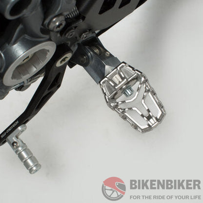 Suzuki V-Strom 650/Ktm 390 Adventure - Evo Footrest Kit Sw-Motech Footpegs